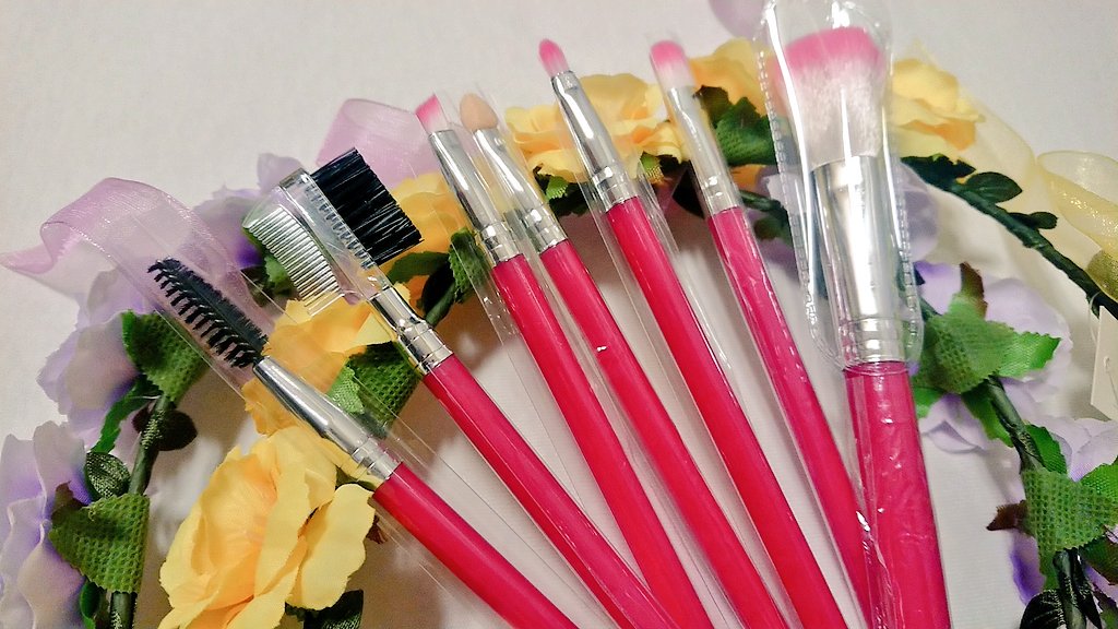 390cosme's tweet photo. 🌻商品紹介🌻
大人気の💗コスメブラシのご紹介です⸜(｡•ω•｡)⸝メイクに必要なブラシがこれ1つで全て揃う優れもの💯💖コンパクトにまとまるので持ち運びも楽々🎵✨女子には欠かせない必需品がサンキューマートなら390円(+税)でゲット出来ますよ🌼🌼#サンキューマート #thankyoumart #390マート https://t.co/kApaEax7zR