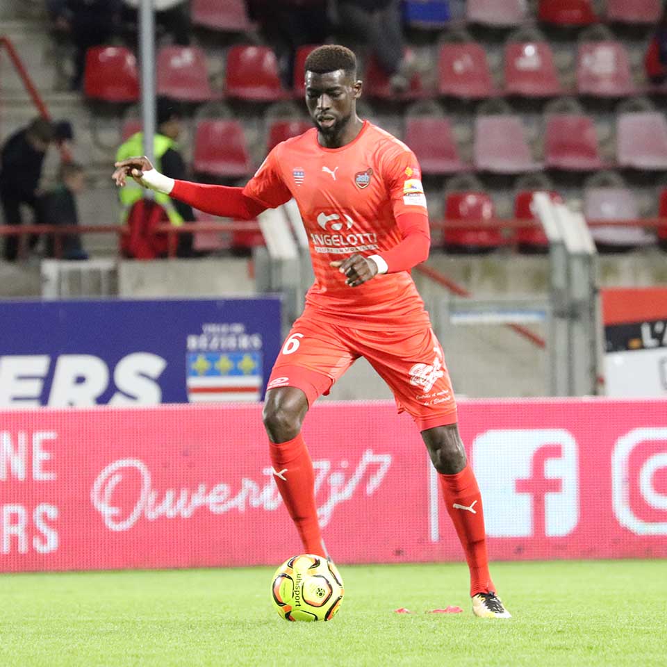 ASBeziersFoot's tweet photo. L'ensemble du club de l'@ASBeziersFoot remercie Simon Gbegnon pour les saisons passées sous les couleurs de la 🔵🔴 #TeamASB et lui souhaite bonne chance pour la suite de sa carrière en 🇪🇸 Espagne ➡️ @CDMirandes https://t.co/qlbyI19WRd