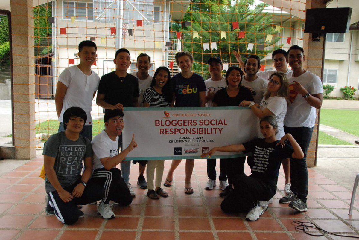 CebuBloggers's tweet photo. The premier blogging org in Cebu embarks on a maiden program "Bloggers Social Responsibility: 50 Smiles For A Day".
Special thanks to @gcashofficial, @KrispyKremePH and PAGE ONE for the successful roll-out of this impactful BSR event. <3
#CBSgivesback #CBSForever #CBSEngaged https://t.co/VzbTEoe9b9