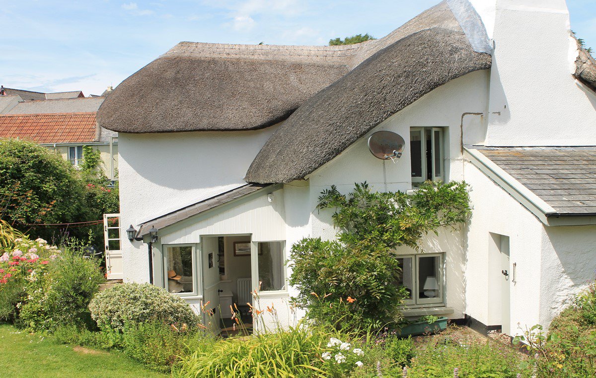 Midweek_breaks's tweet photo. NEW LISTING - From £93 per night.  Charming thatched cottage in an attractive rural setting just a short drive from the coast #Devon #Thatched #Cottagechic #4bedrooms #selfcatering #holidayhome #stayinDevon #midweekbreaks #cottages  https://t.co/92c9Imn1b5 https://t.co/BuuL453Xrm