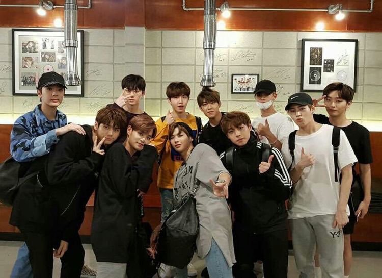 yourlittt's tweet photo. Kangen kalian wanna one setiap dengerin lagi beautiful pasti sedih keinget kalian ❤❤
#TwoYearsWithWannaOne약속해요 https://t.co/6icxC6nkYc