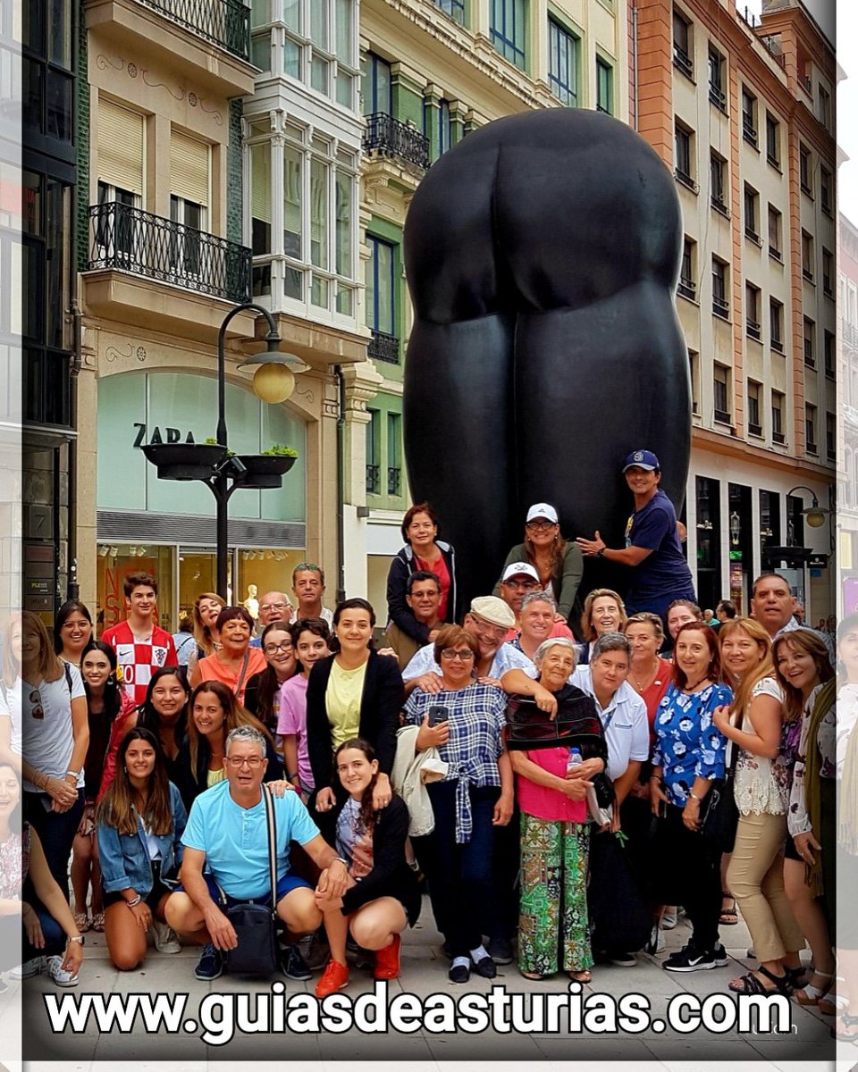 ASTURGUIAS's tweet photo. Si no has estado en #oviedo no te has hecho la #foto con el #culis de #eduardourculo ! #asturias #guiaslocales #ovetus #vetusta #guias #úrculo #arte https://t.co/HvnKjX3qx4