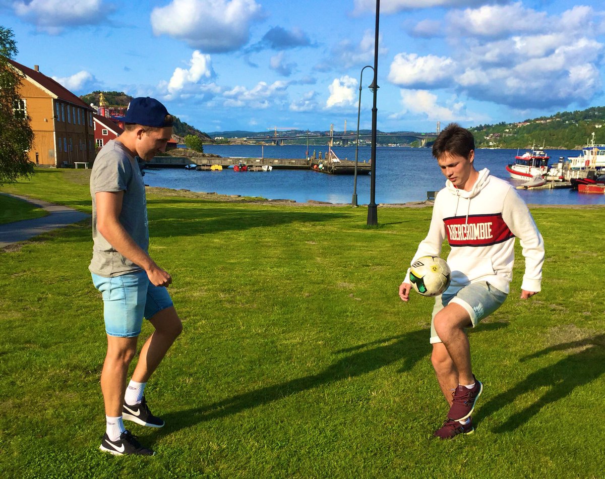 På Ball (@paaballpodkast) on Twitter photo Kampene i #4div11 kommer tett om dagen! Hør episode 89 her:
⚽️ Randesund og Fløy 2
🏆 Reaksjoner fra Norway Cup
🎲 Breddefantasy og FPL
🌟 Drømmelag fra <a href="/PerchristianGP/">Per-Christian</a>
iTunes: podcasts.apple.com/no/podcast/p%C…
SoundCloud: soundcloud.com/paaball/89-ran… Kampene i #4div11 kommer tett om dagen! Hør episode 89 her:
⚽️ Randesund og Fløy 2
🏆 Reaksjoner fra Norway Cup
🎲 Breddefantasy og FPL
🌟 Drømmelag fra <a href="/PerchristianGP/">Per-Christian</a>
iTunes: podcasts.apple.com/no/podcast/p%C…
SoundCloud: soundcloud.com/paaball/89-ran…