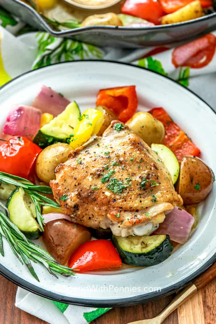 dorianpickles's tweet photo. Rosemary Chicken &amp; Veggies (in 1 pan) - https://t.co/2MTDgB5LR5 Roasted Rosemary Chicken is so elegantly flavored, it’s going to be a family favorite all year round. Bone-in chicken thighs are seasoned with rosemary and ... https://t.co/gaIMe5s9qf
