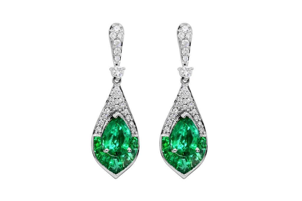 AffinityD2013's tweet photo. Raindrop emerald dangling earrings with mini diamond accent. For a glamorous and royal look to complete your formal party wear.😘
#AffinityDesigns #Wholesale #finejewelry #silverjewelry #jewelry #jewelrydesigner #jewelrymaking #dangling #earrings #danglingearrings #emeralearrings https://t.co/KS7htRC9zz
