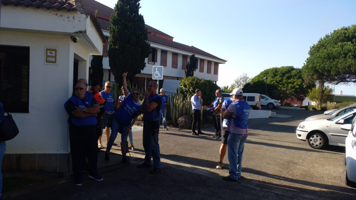 Los y las vigiliantes de seguridad de la empresa OMBUDS siguen sin cobrar sus salarios.

Ahora mismo, concentrados por fuera del Rectorado de la Universidad de La Laguna <a href="/ULL/">Universidad de La Laguna</a> 

Todo el apoyo. Basta de precariedad  ✊