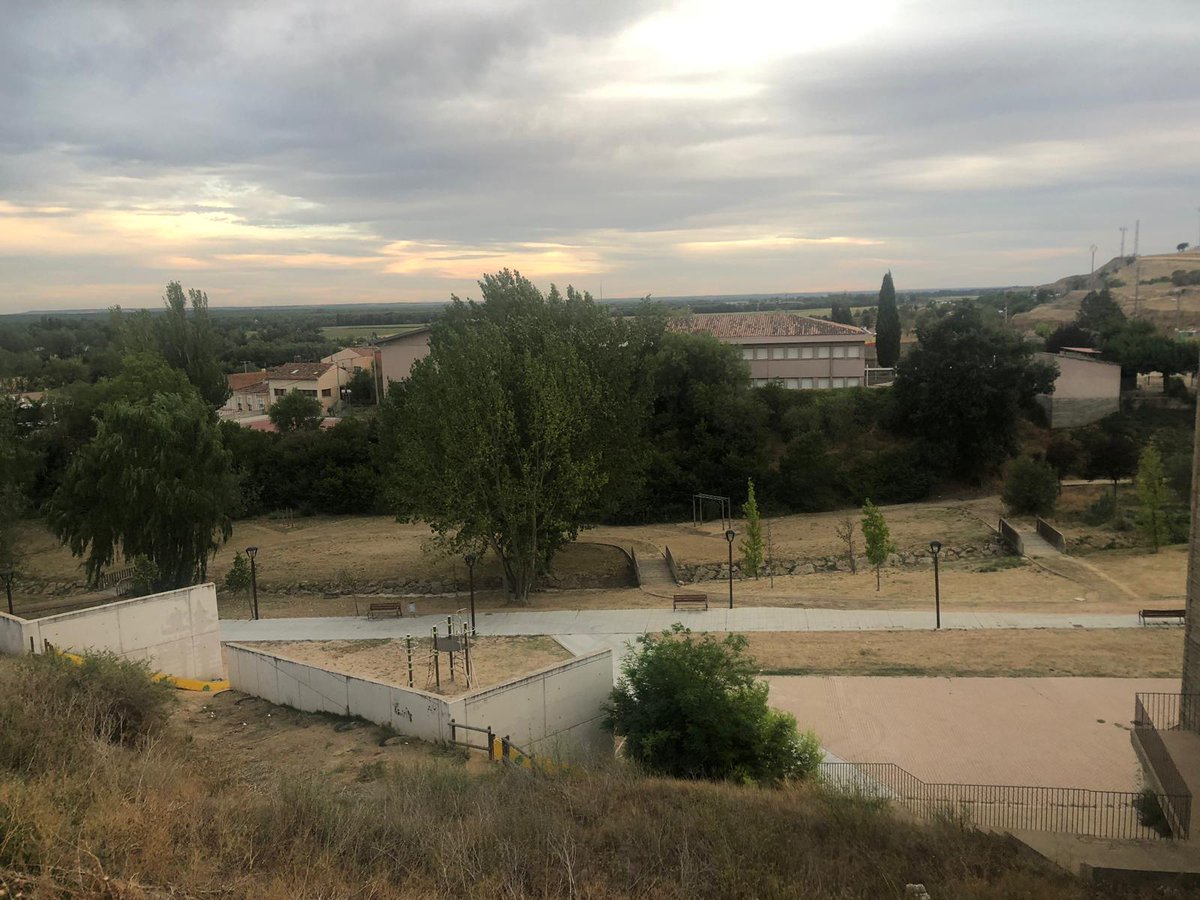 SimancasTlp's tweet photo. Este es el estado de abandono en que se encuentra el parque de La Vaguada en #Simancas 😥 Cuestionamos la justificación dada desde @AytoSimancas: que se debe a una restricción de agua. Desde #SimancasTLP trataremos de buscar solución para evitar consecuencias peores https://t.co/lLwK5449UV