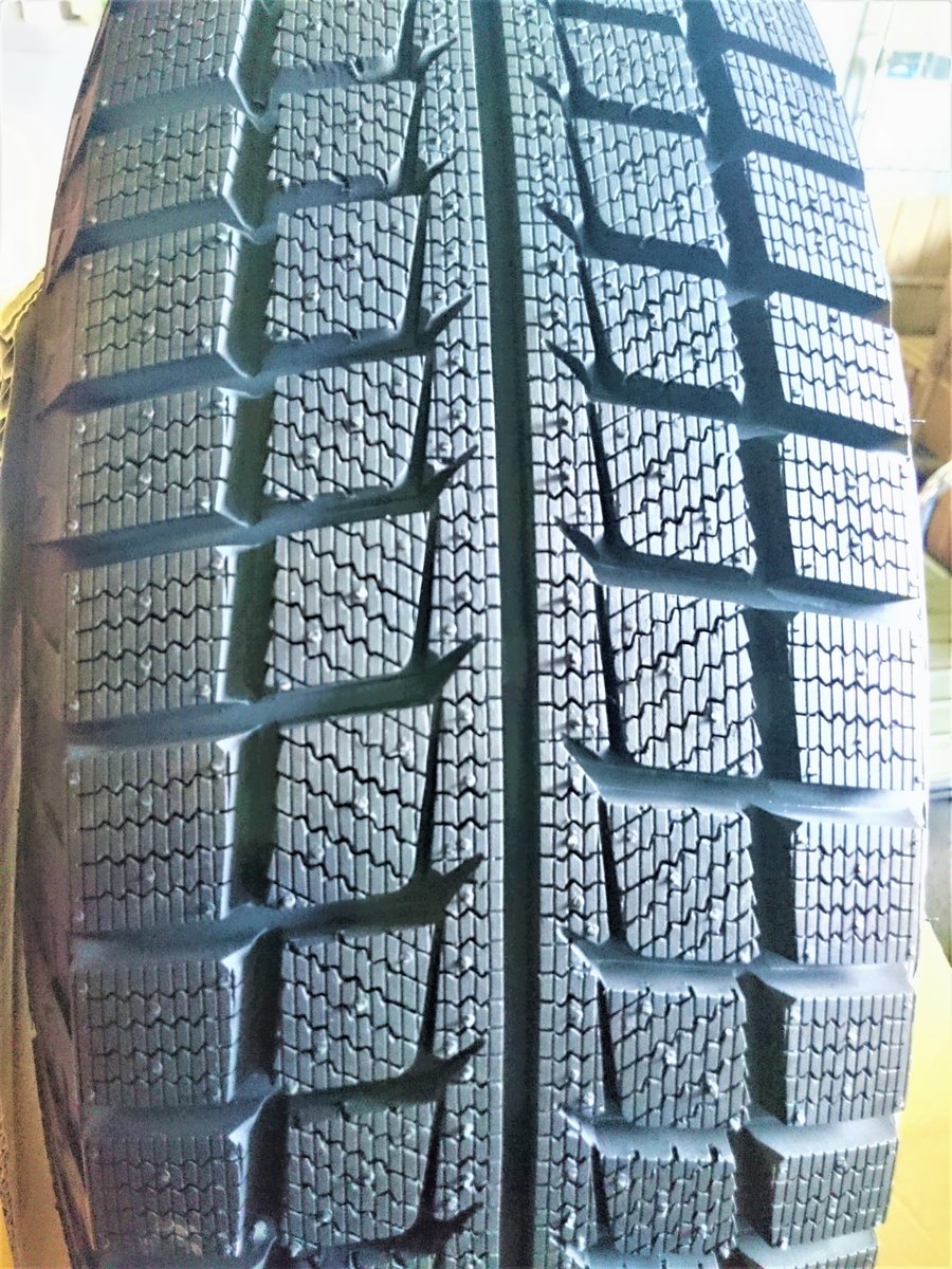 kazmax_tw's tweet photo. 綺麗なメタリックシルバー色のホイールセットです。
どんな車にも相性抜群のカラーです😆
タイヤはスタッドレス GOODRIDE SW618
タイヤパターンもしっかりしたタイヤです。
#冬タイヤ
#冬タイヤセット
#ホイールセット
#17インチ
#KAZMAX
#GOODRIDE https://t.co/U4uvdERTHZ