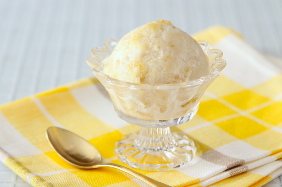 ラク速レシピのゆかり Toroaクリエイティブディレクター 生クリームなしでもこんなにおいしい バナナ1本余ったら夏に最高な アイスが作れます 塩バナナミルクアイス 刻んだチョコやナッツなど混ぜても 保存袋にバナナ1本を入れて細かく潰し 牛乳