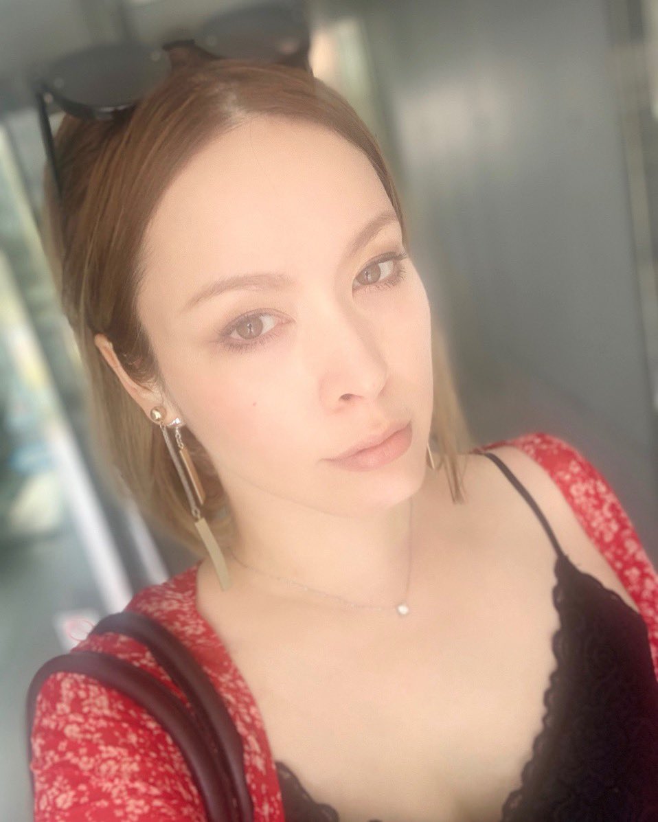 xoxoxChriSxoxox's tweet photo. 今日も灼熱(*´⌓`*) 強い陽射しをレフ板のように反射する夏のクリスです。陽射しが強ければ強いほど発光する→引越し先のシンガポールは常夏→つまりこれから年がら年中発光することになってしまう→OMG!
#sunshine #strong #reflectorboard #luminescence #加工ではなく外で撮るとこのようになる https://t.co/BJA8jtDsMF