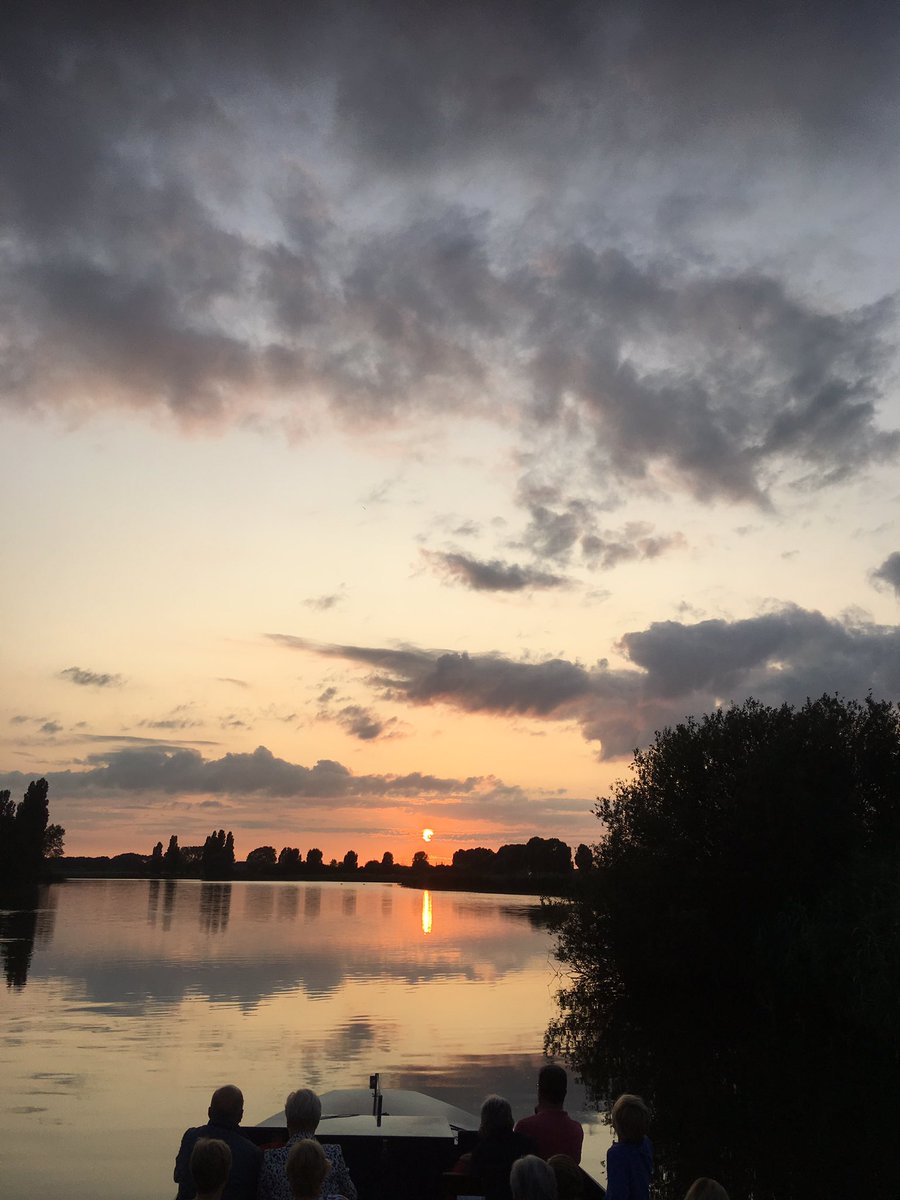 ijsvogelboot's tweet photo. Ook vanavond gaat de zon weer onder op het #oostenrijk. Dat wordt weer genieten tijdens #zwoele #zomeravond met #meidenvandemolen op #fluisterboot #ijsvogel #spijkenisse #beleef #voorneputten #opvoorneputten https://t.co/f5r4iXLBJ0