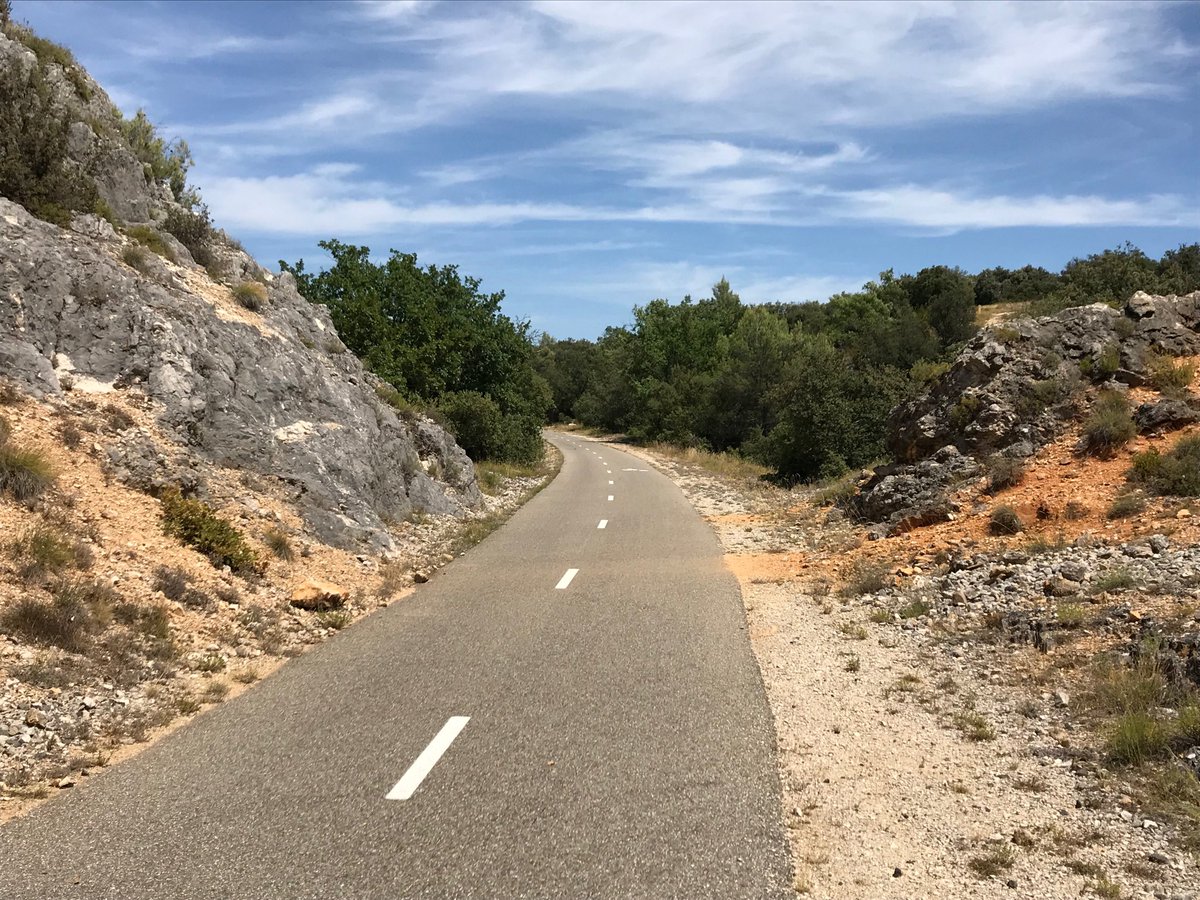 VANDEWALLEYves's tweet photo. #vélo La piste cyclable du #Calavon utilise l’emprise d’une ancienne voie ferrée dans le Parc naturel régional du #Luberon 👍 https://t.co/IHWdRlCLki