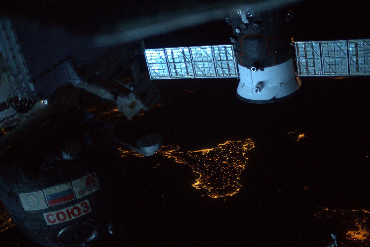 Astronavi, nero e luce. / Spacecraft, blackness and light. #MissionBeyond