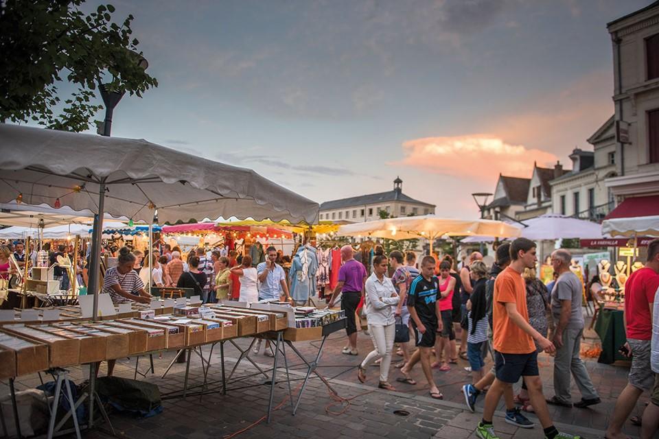 experienceloire's tweet photo. Wednesday is Loches day here but as a bonus this week, so is Thursday (8th) as the night market returns. Stroll through the market stalls to the sound of musical accompaniment.
#loches #villedeloches #marche #nocturne #animationestivale https://t.co/23yuQckmGZ