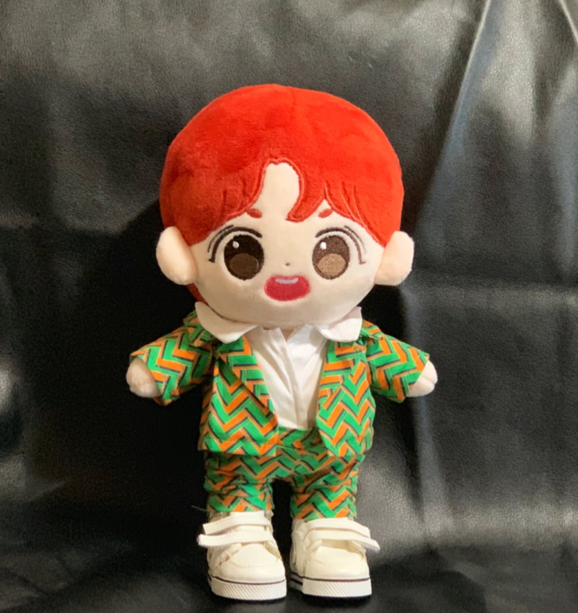 1stjuly1995's tweet photo. 드디어 집에 온 베호비🥺 얼굴이 정말 예쁘게 생겼어용 @best_hobi #방탄인형계 #베스트호비 빨간머리에 초록 수트 입히니깐 몬가 신호등 느낌🚦 https://t.co/qkx3EDSezj