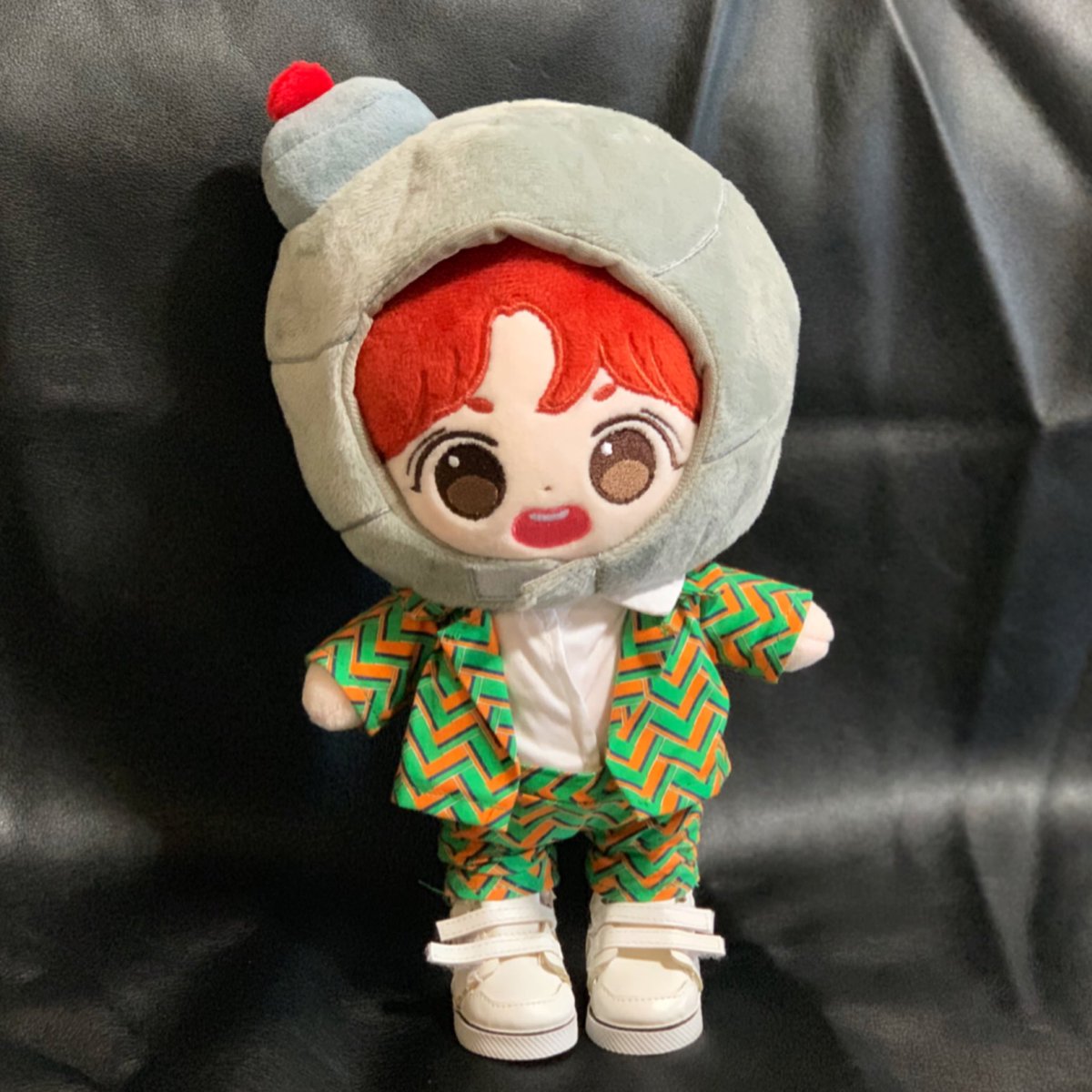 1stjuly1995's tweet photo. 드디어 집에 온 베호비🥺 얼굴이 정말 예쁘게 생겼어용 @best_hobi #방탄인형계 #베스트호비 빨간머리에 초록 수트 입히니깐 몬가 신호등 느낌🚦 https://t.co/qkx3EDSezj