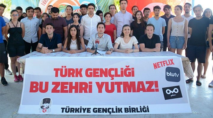 tecofcof's tweet photo. dünyada gençlik: bizi özgür bırakın, kendi kararlarımızı alabiliriz, hayallerimize karışmayın vs vs..

türkiye'de gençlik: biz malız, devlet buna bişey yapsın. https://t.co/HIKxb71WKj