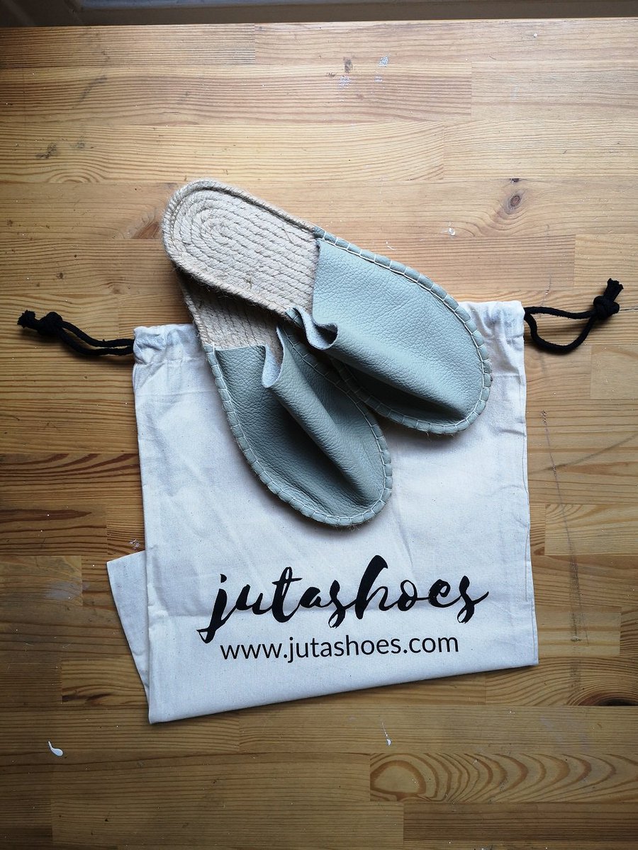 JutaShoes's tweet image. All our shoes come in these lovely cotton bags made by women in a Fairtrade-certified factory in India. Perfect for reusing to carry your groceries or gym kit, or for separating your delicates in your suitcase 😊 #prettypackaging #ethicalfashion #sustainablefashion
