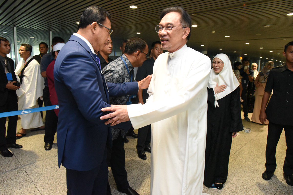 drwanazizah's tweet photo. Doakan ibadah kami ini diterima Allah SWT. Semoga kami diberi nikmat rahmat dan keberkatan dariNya mendapat haji yang mabrur. InsyaAllah kami akan titipkan doa untuk kesejahteraan Malaysia di tanah suci. https://t.co/hi4TMbEylV