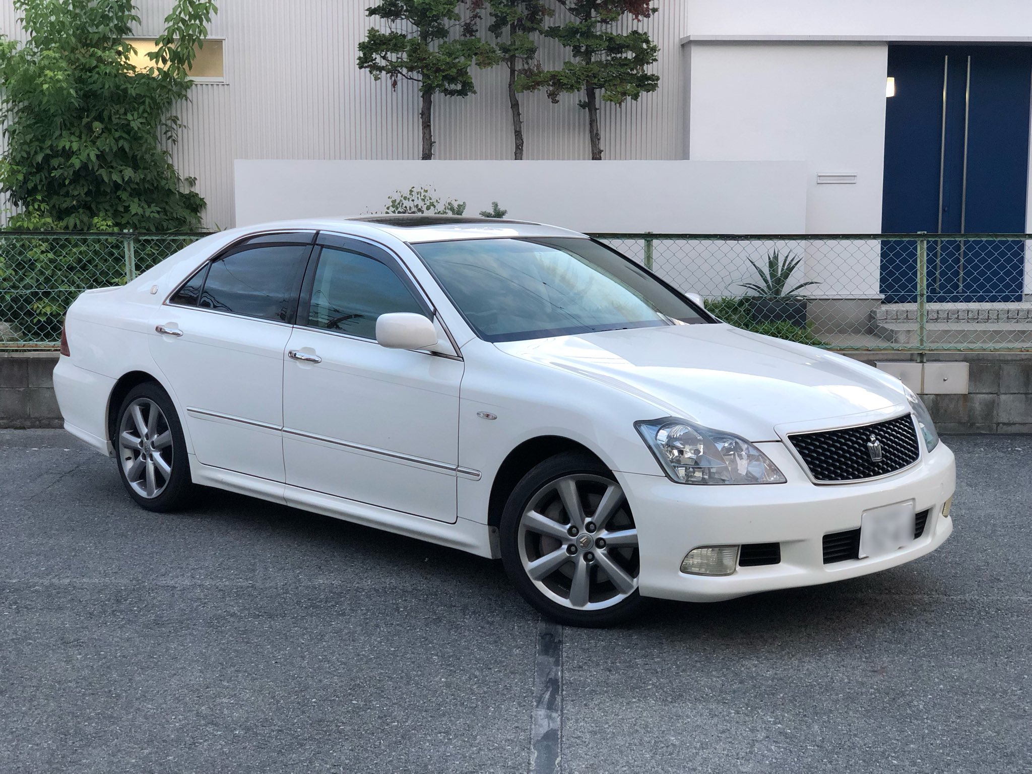 Axela 中古車販売 18クラウンアスリート入庫 サンルーフマルチ革シート 3点物の3 5後期型です ダッシュの割れも無く 非常に綺麗な車両になります 車検は1年6カ月付きです 登録費用などコミコミ30万です 自動車税や自賠責など込み 18クラウン