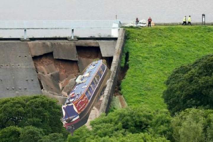 Canal_Network's tweet photo. This made me laugh this morning.
#CRT always blame boats not lack of maintenance so someone helping them prove it was all because of boaters yet again 🤣😂 #lifesbetterbywater #boatsthattweet https://t.co/X46kZfp2B0