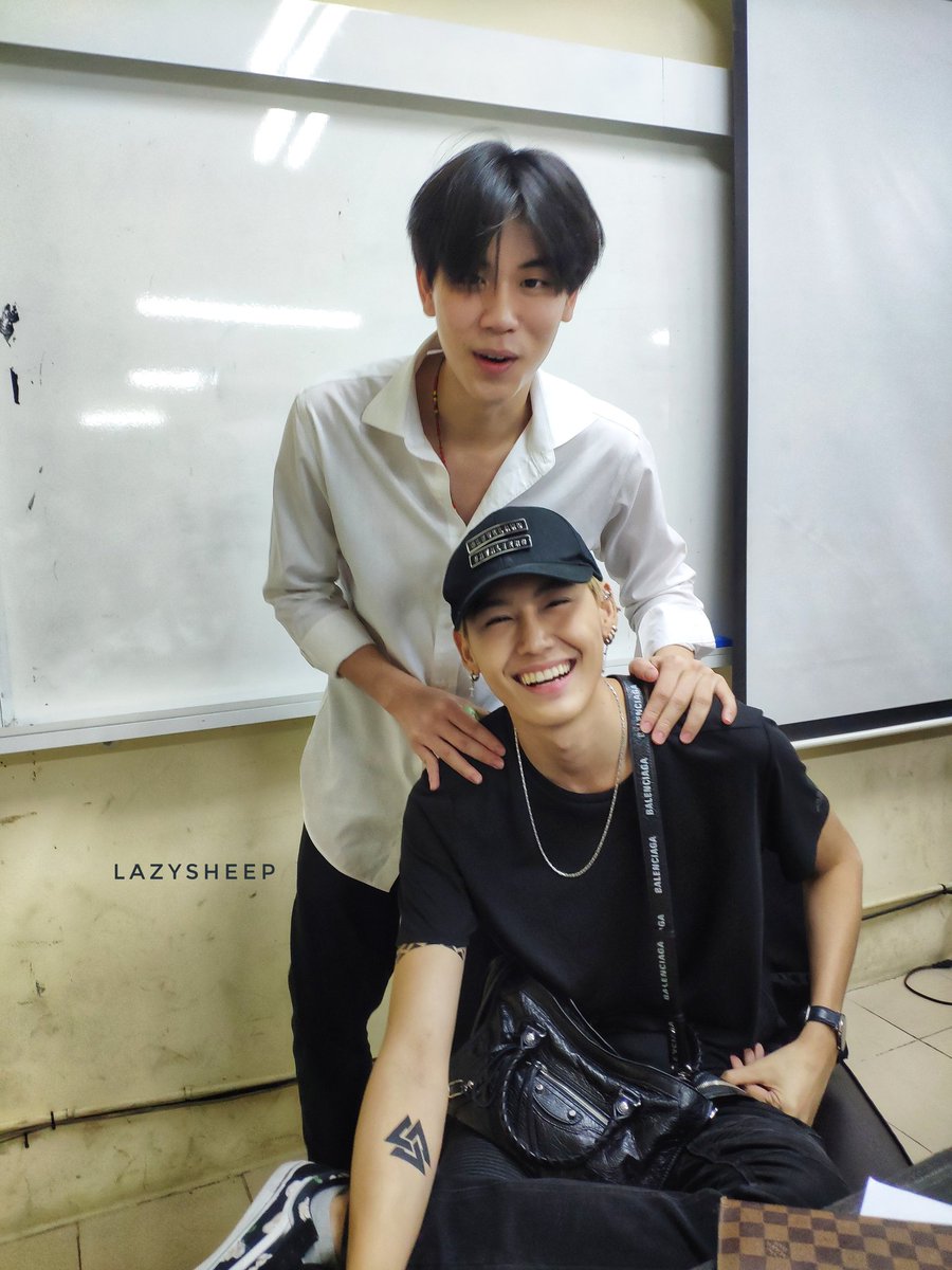 Iam_lazysheep's tweet photo. ทีม - เมื่อไหร่จะถึงตาพวกเรามั่งอ่ะเฮีย
เฮีย - ร้องบางระจันรอไปก่อนไป๊

#UWMAseries https://t.co/wt3XldIaXX
