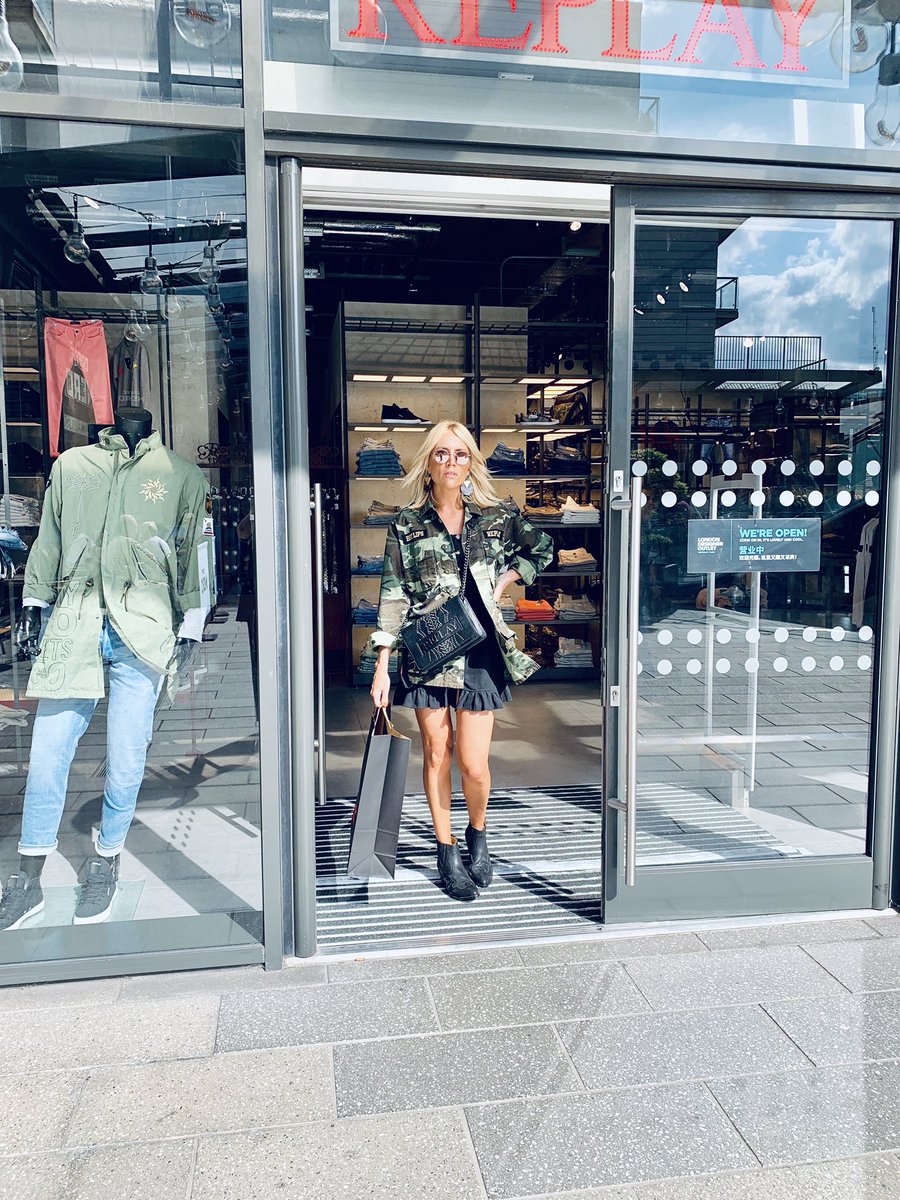 charlotteloves_'s tweet photo. Excited to announce my series of festival fashion talks @londonoutlet 
This free event runs across sat &amp; sun  10/11 &amp; 17/18 Aug. 
I’ll be on stage from 1pm-6pm showcasing looks from #fleuro to #fringing, #cowboy to #camoflage 

#helloldo #festivalfashion #festivalstyle #wembley https://t.co/7SuQzIivkX