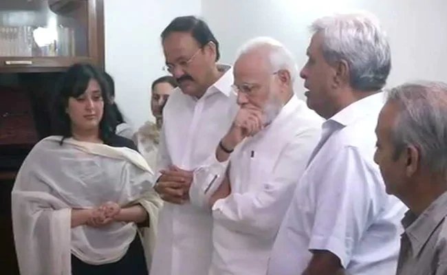 exitpolls2019's tweet image. पीएम नरेंद्र मोदी सुषमा स्वराज को श्रद्धांजलि देने पहुंचे और उनके दर्शन करते ही वह भावुक हो गए। 

#SushmaSwaraj #BJP #Modi #PMO #RIPsushmaswaraj #RIPSushmaJi #NarendraModi