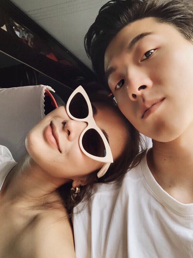 UnderbedDara's tweet photo. รูปคู่คู่นี้ไม่ได้ลงบ่อย แต่ลงทีมุ้งมิ้งโลกสีชมพู คือคนโสดต้องปิดตา

แฮปปี้เบิร์ดเดย์พี่เชาว์บายนุ้งเก้า เซอร์ไพรส์ดินเนอร์กินเค้กกัน อวยพรว่าเป็นเด็กดีนะจ๊ะ น่าร๊ากๆอะ 

ที่งงสุดคือทำไมชีเก้าทำตาเหลือก มองบน ถ่ายมุมเสย มุมเผลอยังดูน่ารักยังดูรอด ไม่ยุติธรรมเลยนะ

#ใต้เตียงด��รา https://t.co/jnb9MmLwWB