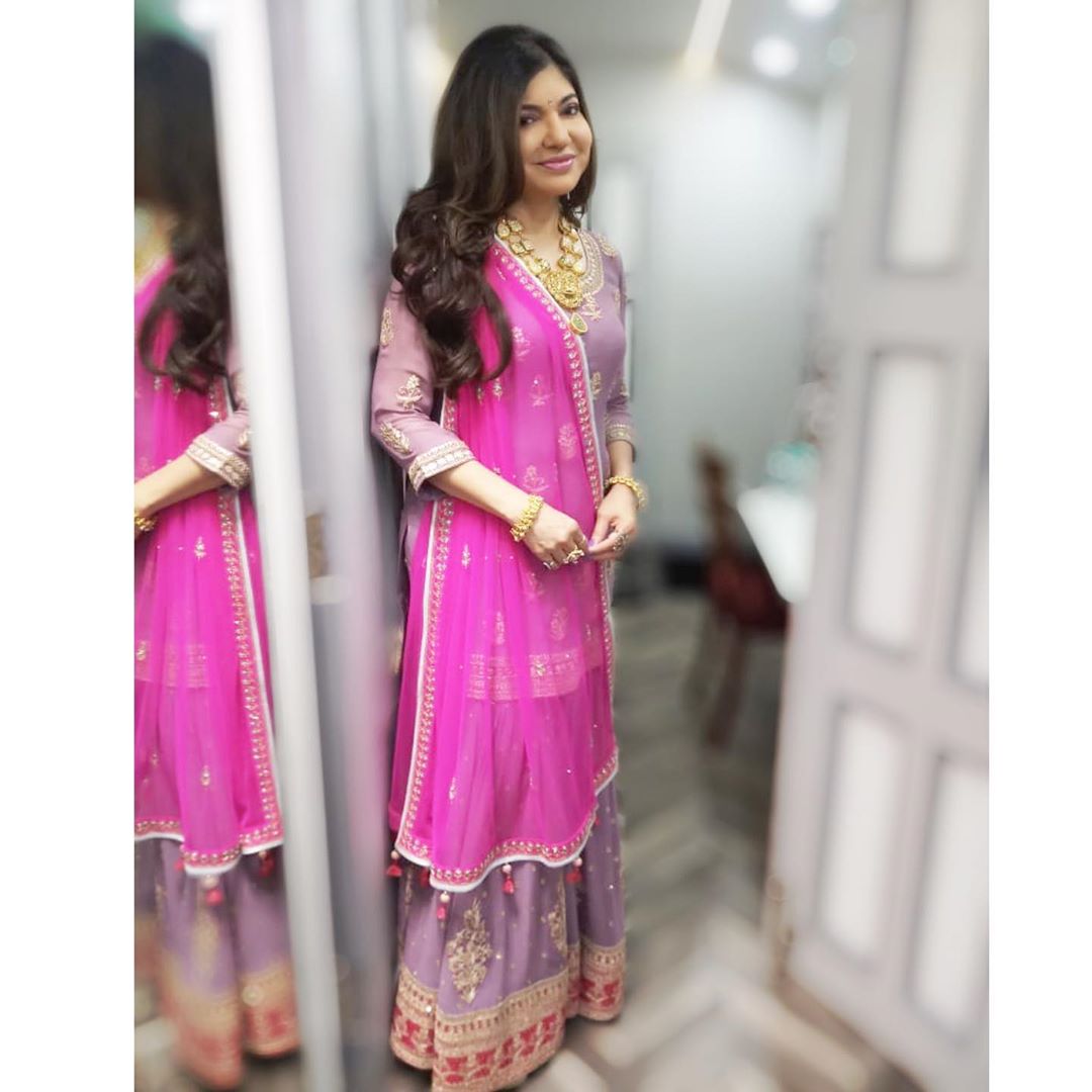 melodiouslane's tweet photo. Stunning in pink🌸
#AlkaYagnik #Bollywood #MelodyLaneWithAlkaYagnik #SuperstarSinger2019 #SuperstarSinger #HimeshReshammiya #JavedAli #KumarSanu #UditNarayan #AnuMalik #Sameer #SameerAnjaan #alkayagnikfan_c https://t.co/6WU74puI0T