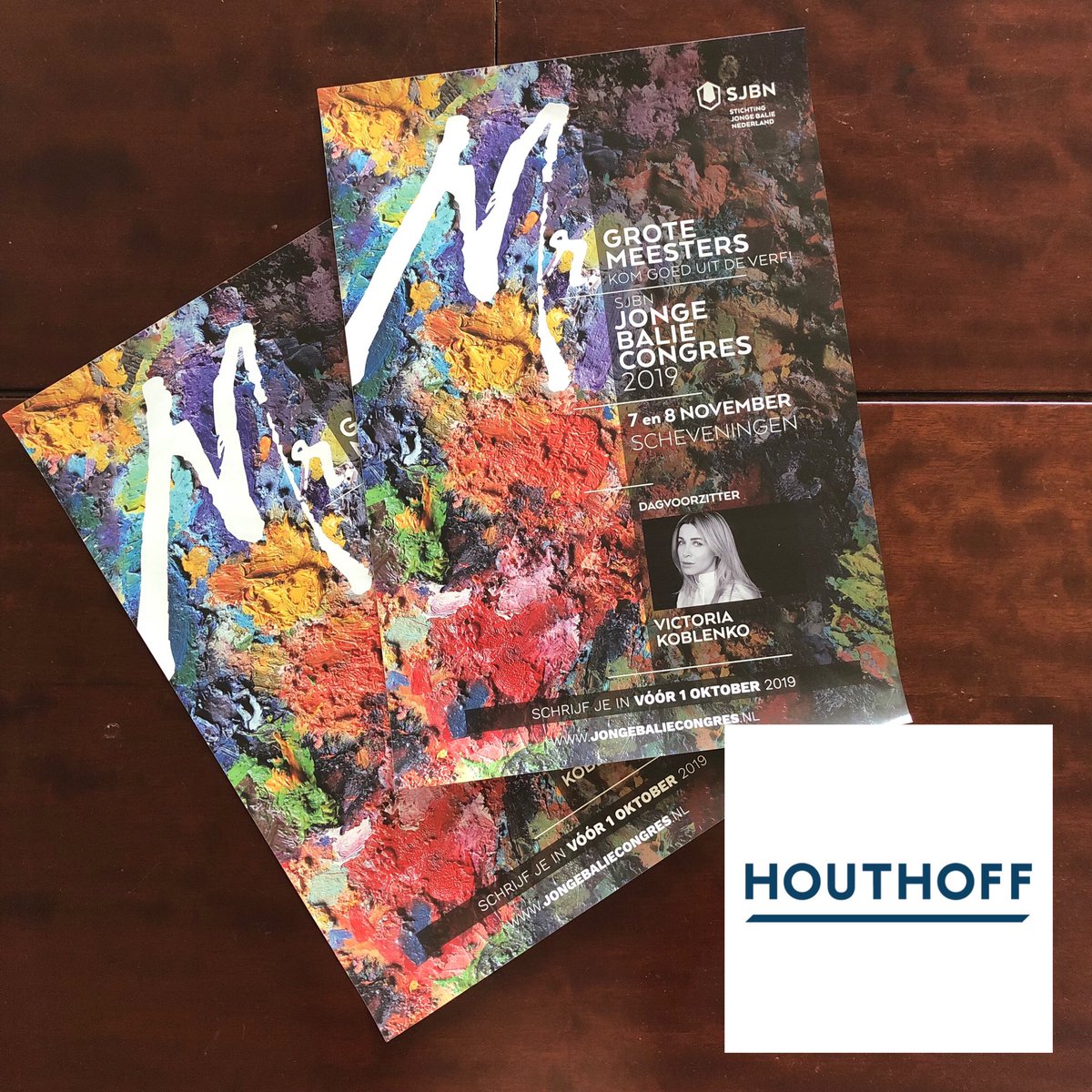 Vanaf vandaag zijn onze kleurrijke posters overal te vinden! Heb jij je al ingeschreven voor het <a href="/JongeBalieNL/">SJBN</a> congres? Doe dat voor 1 oktober en neem je collega’s mee 🎨🎟👩🏼‍💼 —-> Link in bio #komgoeduitdeverf