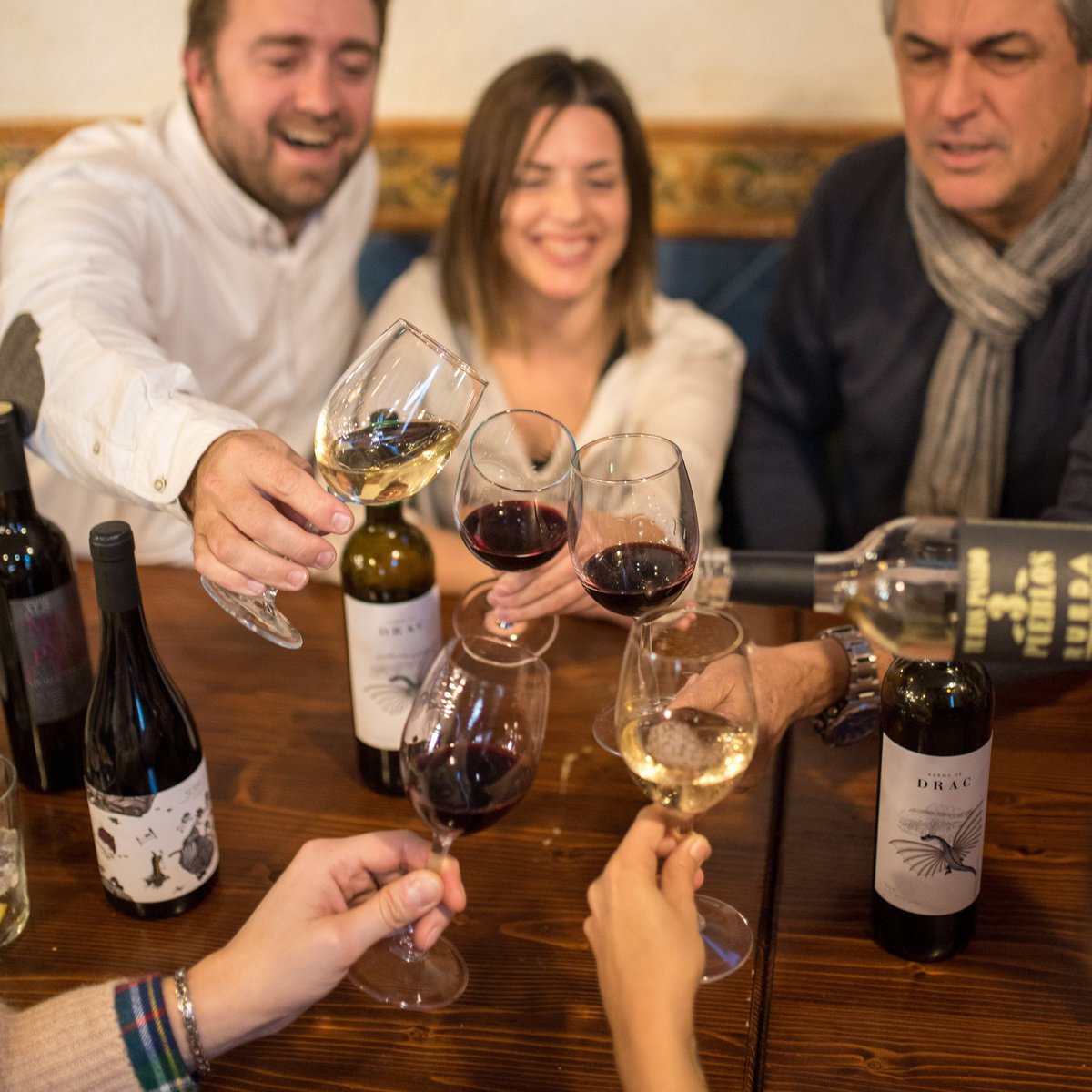 Els amics són els que estan a totes totes, així que no t'oblidis d'ells i proposa un #txintxin per l'amistat. #sinetiquetas #winemakers #sentitsbarcelona #vicatalà #vicatala #catalanwine #winelover