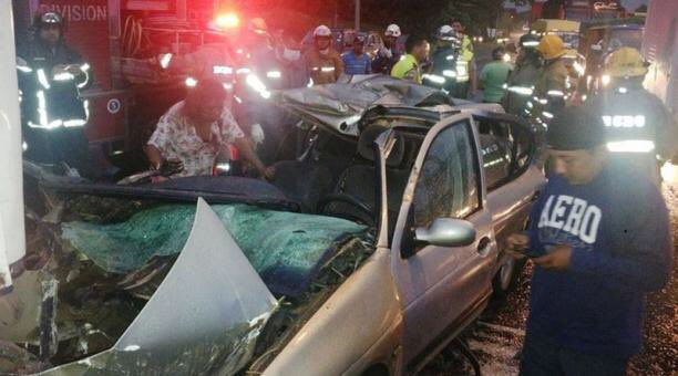 luisfer19_'s tweet photo. Accidente en la vía perimetral deja tres muertos

La noche de ayer ocurrió un accidente que dejó tres fallecidos por causa de una explosiva de la planta derecha del carro.#Clicklaicoinforma https://t.co/hntxgUZ7B0