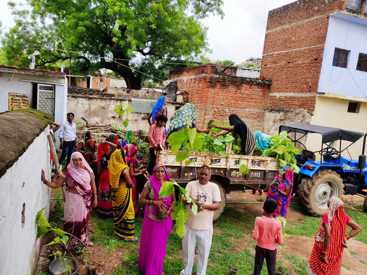 RGMVP's tweet photo. They demanded jobs under #MNREGA and they got it! ग्राम पंचायत स्यावन में मनरेगा के अंतर्गत सभी दीदियो को ग्राम प्रधान और ग्राम रोजगार सेवक द्वारा सभी दीदियो का वृक्षा रोपण में काम दिया गया Jaitpur block Mahoba @RGMVP #SocialAudit #BandaRegion #Bundhelkhand https://t.co/aTXsf5UgU1