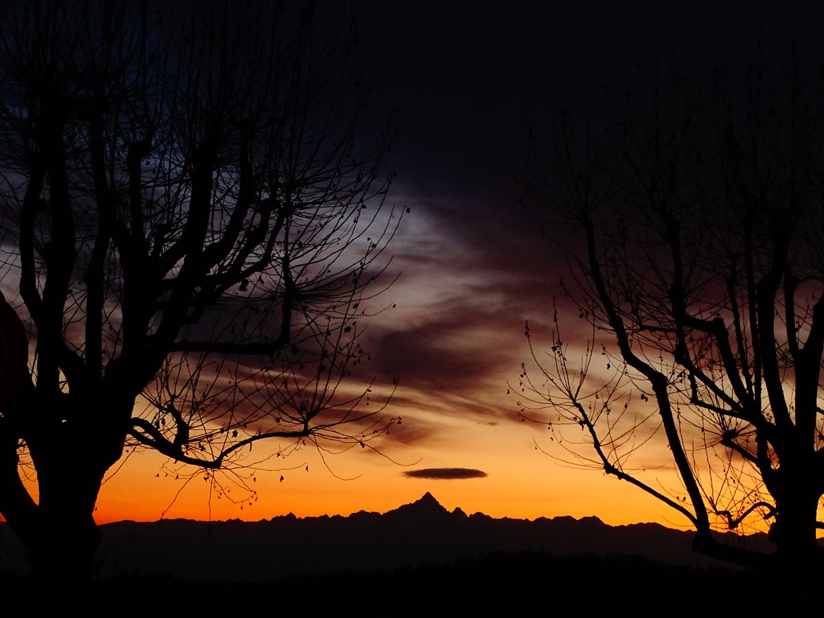 BeeRossana's tweet photo. Il tramonto ci insegna che ogni cosa deve attraversare un momento di oscurità 
per tornare a brillare di una luce ancora più intensa e splendente....
Il Re di Pietra 🌅
#tramonto #sunset #ilredipietra
#monviso #Piemonte #cocconato #aspettandotempimigliori
#torneraolsole https://t.co/rp6ZaZ7iAE