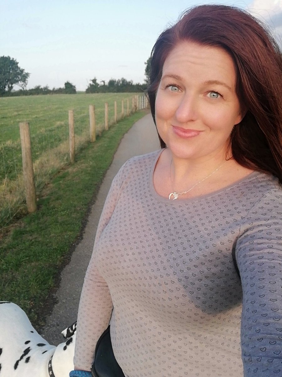 FizzyBazza's tweet photo. Have a beautiful day everyone ❤️
#nomakeupwednesday #dogwalking #HumpDayMotivation https://t.co/wXlNeW67MP