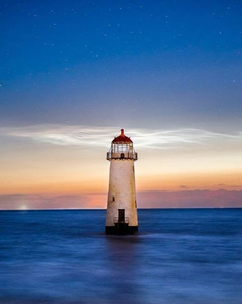 🏖️ Awyr tywll dros Goleudy Talacre | Night sky over Talacre Beach 📸 image by instagram.com/benjamin_baren… #FindYourEpic #NorthEastWales #DiscoverNorthWales