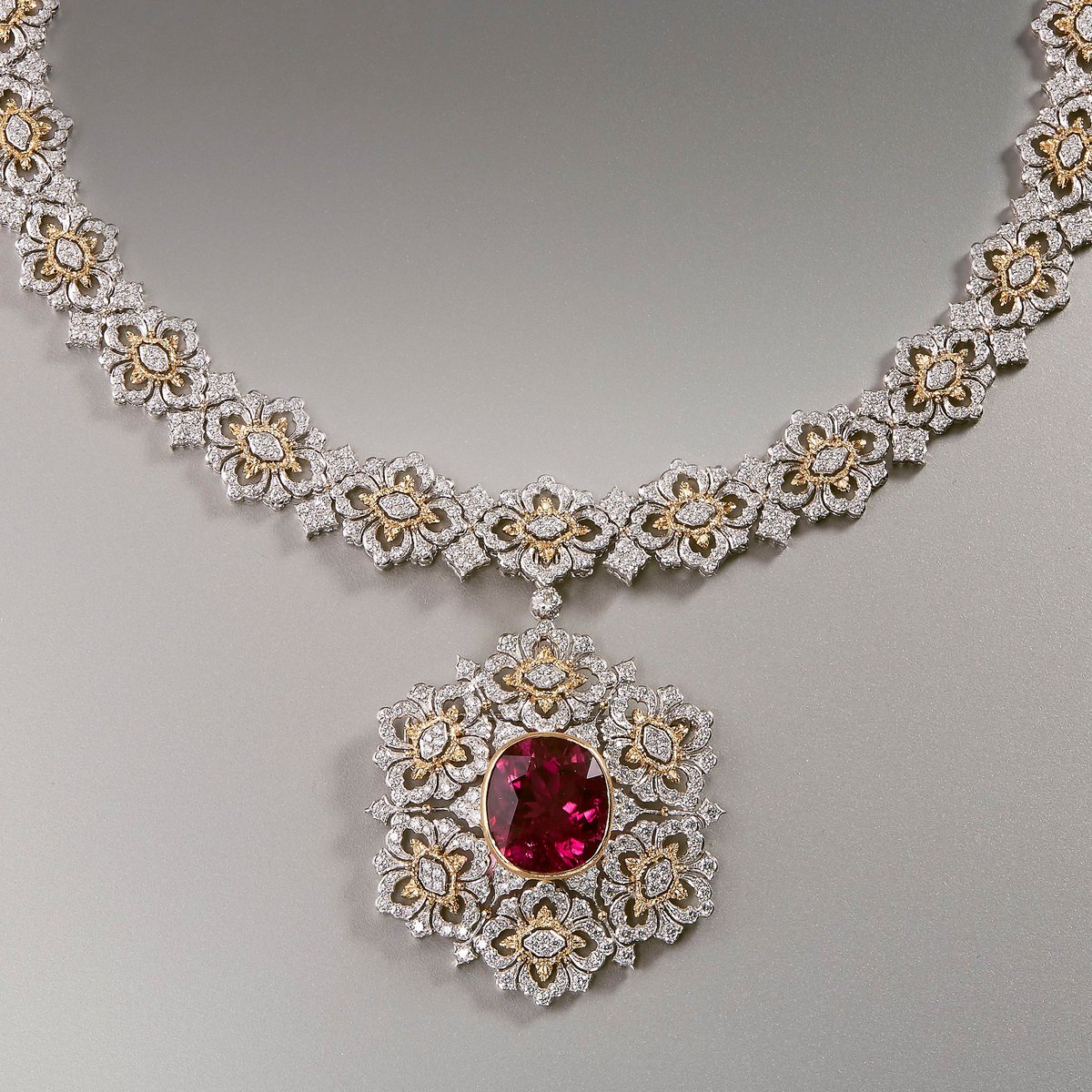 elvioseta's tweet photo. The Opera High Jewelry necklace.
#Buccellati #elvioseta #gioielli https://t.co/YDVl6HG9EF