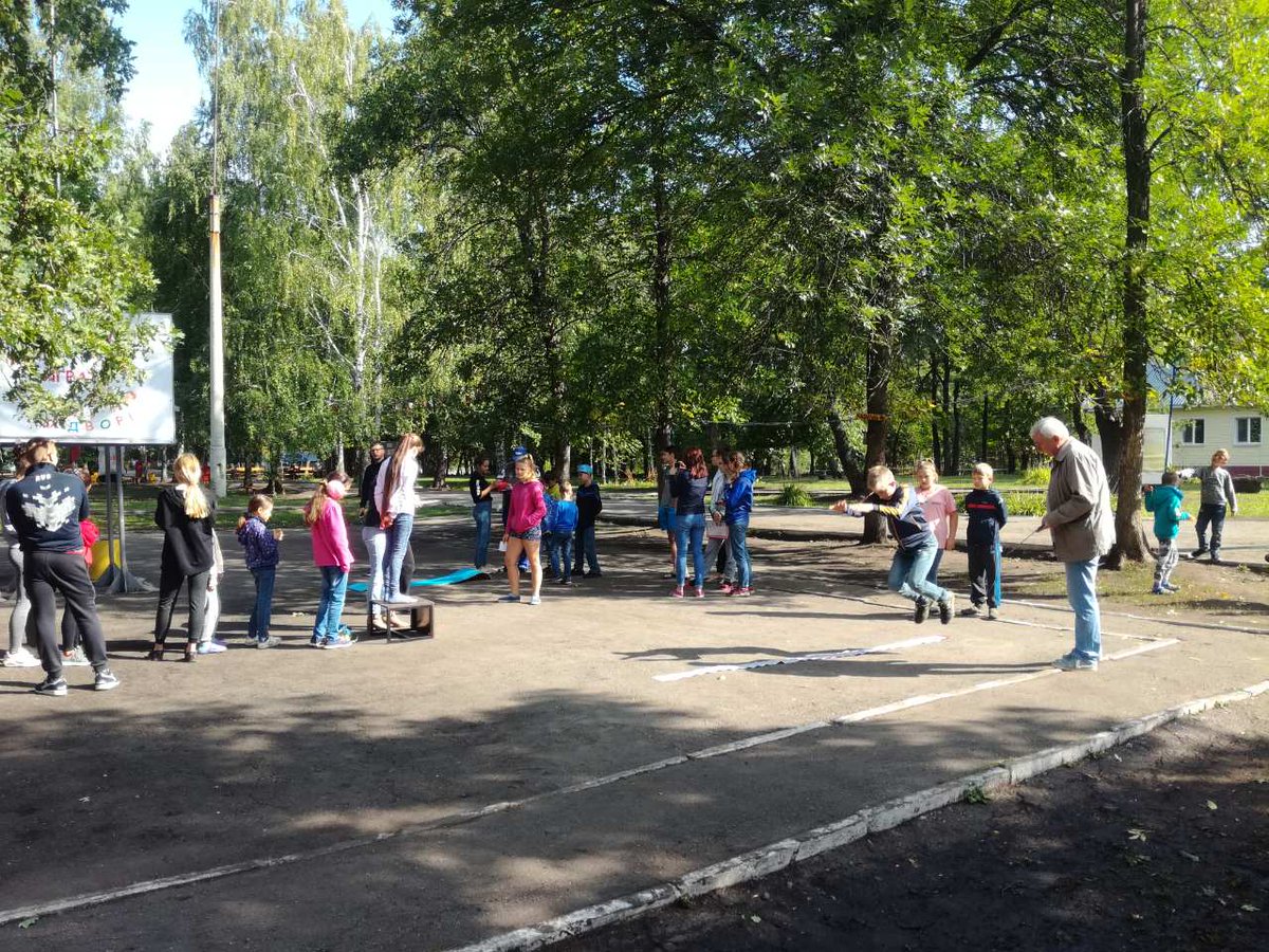 В Центре "Союз" отмечают День физкультурника. Дети сдают нормы ГТО.