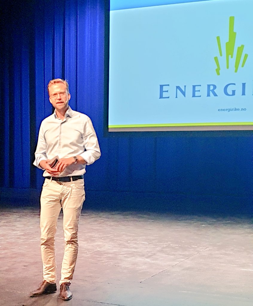 UiT_DagRune's tweet photo. - Tverrfaglig ikt-kompetanse er avgjørende for å lykkes med digitalisering av både privat og off. sektor, sier @nikolaiastrup Enig. Derfor er det viktig at alle våre studenter blir digitalt kompetente, ikke bare de som går på klassiske ikt-studier. #EnergiRike https://t.co/1LDD2USSRW
