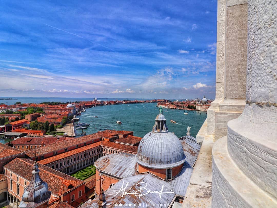 teatrolafenice's tweet photo. ⛅️ «Cercate di conservare sempre un lembo di cielo sopra la vostra vita» (Marcel Proust). Buongiorno, amici! ⛅️

#7agosto https://t.co/3J1NupQ8ag