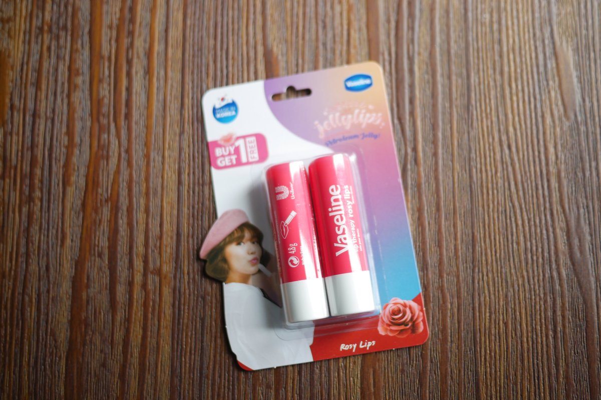 fhaarraariiii's tweet photo. วันนี้มีของมากแจกจ้าา Vaseline Rosy Lips เป็นลิปส์มันมีส่วนผสมของปิโตรเลี่ยมเจลลี่ ของวาสลีน แจกเลย 5 รางวัล
💓 กติกา รี + รีไพล์ หนังเรื่องโปรด 
พร้อม #ฉ่ำวาวยาวนาน #วาสลีนเจลลี่ลิปส์ https://t.co/Y4K8ilPXRW