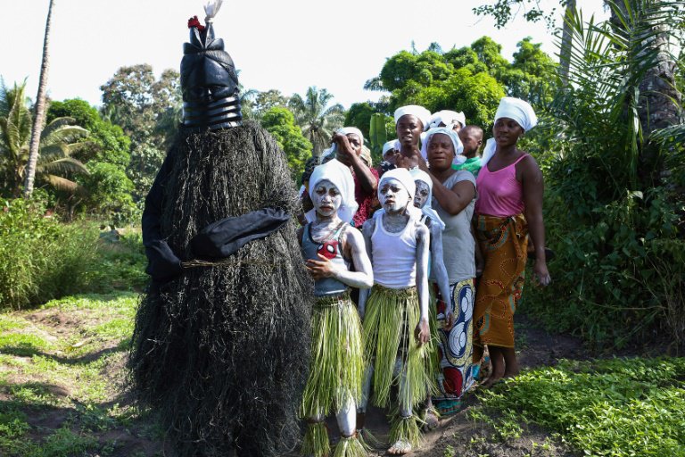 thegirdlengr's tweet photo. SAVE OUR GIRLS👩👧
A leaked image of girls being taken into the forest and prepared for mutilation by the Bondo Secret Society in Sierra Leone - just two days ago.
These girls should in the school - they need EDUCATION, not MUTILATION!
#endfgm #FGMNotMyReligion #NoFGM #stopthecut https://t.co/C4VW0dB1ru