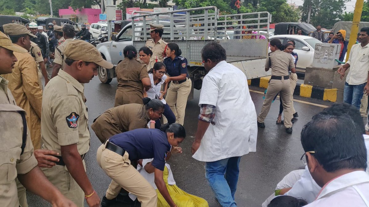 vikkiklv's tweet photo. This is happening to siddhartha medical college.we medicos are against NMC BILL for the welfare and health of people.But police are doing this to us.people just dont stand and stare support us.know about NMC bill and stand against Nmc bill with us.
#HataoNMC https://t.co/JtfZqYKkHJ