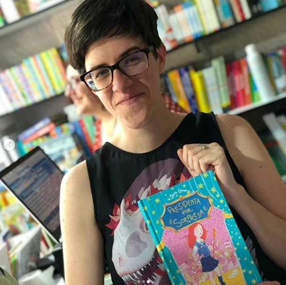 M21madrid's tweet photo. Hoy en #Relatoras conocemos el último trabajo de la escritora @arascf autora de ‘La guerra de 6.ºA' y ‘El futuro es femenino', y charlaremos con Beatriz Martínez, colaboradora de la web #mehanviolado.
¡Os esperamos a las 10h en #M21Radio! ➡ https://t.co/1wgTP1vg6O https://t.co/UeGxQf22rC