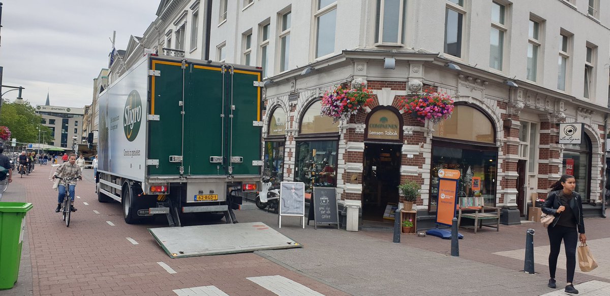 Op het fietspad langs het Willemsplein soms meer (vracht) verkeer als de A12. <a href="/gemeentearnhem/">Gemeente Arnhem</a> mischien laden en lossen beter faciliteren?