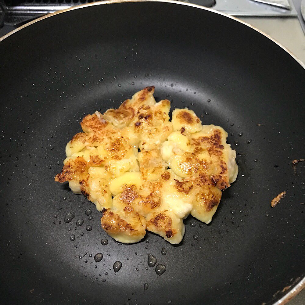 syunkon0507's tweet photo. 溶けたチーズと砂糖、片栗粉で外はカリカリ！中からバナナがとろーり…

おやつにも朝ご飯にも🍌

【ハッシュドバナナチーズ】

①バナナ1本は1cm厚さの半月切りにしピザ用チーズ大さじ2、片栗粉大さじ1強、砂糖小さじ1を混ぜ、軽ーく潰す
②少し多めの油で弱〜中火で両面焼く

#バナナの日 https://t.co/WBAxu87jTZ