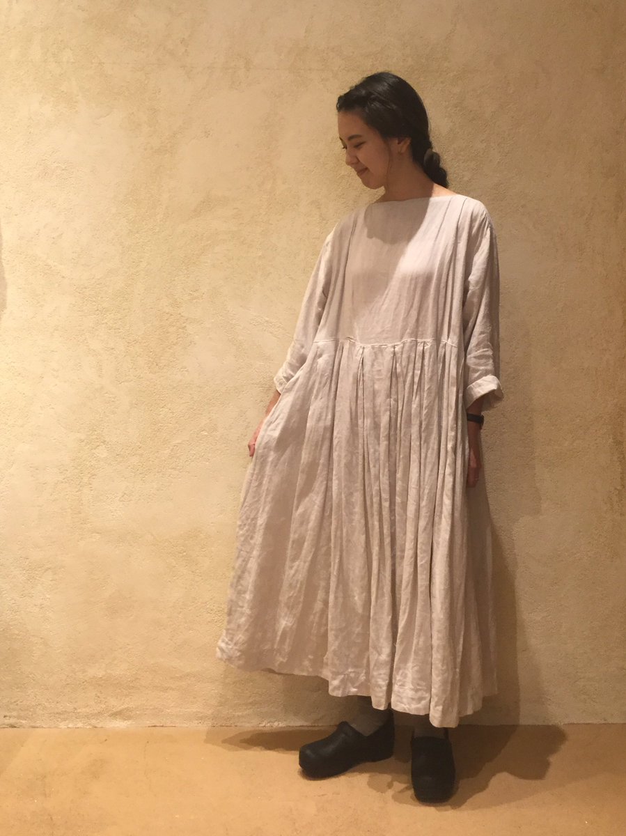 Nest Robe 高崎店 リネンボートネックウエストタックワンピース 昨日ご紹介したチュニックと同素材のワンピース ボートネックで女性らしい上品なデザインになっております 前後2way仕様で前を開けても くるみボタンもポイントに ぜひ店頭にてご覧