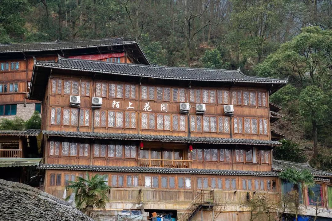 VivreauGuizhou's tweet photo. Le minsu est un hôtel familial où le logement des hôteliers est situé dans le même bâtiment que les chambres de la clientèle. Agui vous présentera des minsu: l’auberge de « Huazhu Moshanghuakai », l’hôtel de « Dongshang » ,l’hôtel de « Puyushanju » .https://t.co/RsEsa60rlS https://t.co/goMkxqmSRr