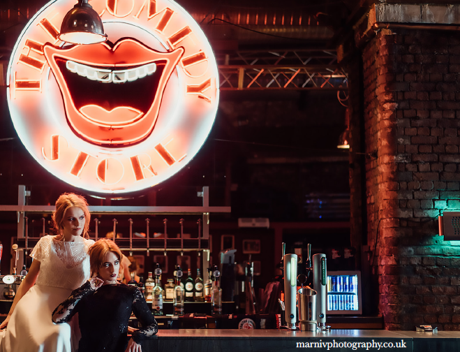 CountyWeddings's tweet photo. #VenueOfTheDay: @ComedyStoreMCR is situated on the boardwalk of #DeansgateLocks and offers impressive views of the iconic #BeethamTower. The property boasts red brick, neon signs, a dressing room โ which the #bridalparty is welcome to use โ and a bar. https://t.co/Mj3Yz5Wyri https://t.co/LkqGhKxllC